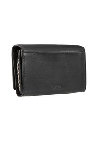 Cartera de cuero negra con acabado texturizado, que cuenta con un bolsillo con cremallera, un perfil delgado y un logo de la marca en relieve en la parte frontal.