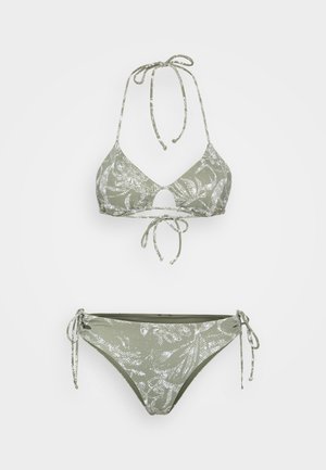 Δίχρωμο μπικίνι σε ελαιόχρωμο με λευκά μοτίβα φύλλων. Το σουτιέν διαθέτει τριγωνικό σχέδιο και ανοιχτό μπροστά, με ρυθμιζόμενους κορδόνες για καλύτερη εφαρμογή.