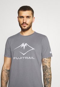 ASICS FUJI TRAIL TEA - T-shirt estampada - graphite grey
