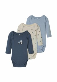 Drei Langarm-Babybodysuits: dunkelblau mit Traktorgrafik, cremfarben mit kleinen Traktor-Mustern und hellblau. Aus weichem Baumwollstoff, mit Druckknöpfen.
