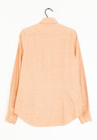 Camicia a maniche lunghe in tessuto arancione chiaro, con colletto standard, polsini con bottone e orlo curvo con dettagli di cucitura nella parte posteriore.
