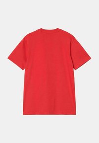 Camiseta de algodón roja con mangas cortas, un escote redondo y un diseño liso. La vista trasera muestra un color sólido sin patrones ni acentos.