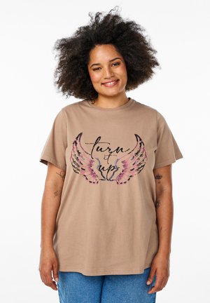 Braunes Baumwoll-T-Shirt mit lockerer Passform, ausgestattet mit einem grafischen Design von bunten Flügeln und dem Text "turn it up" in Schwarz.