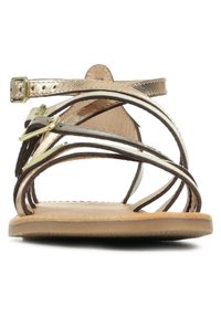 Sandalen met bandjes, voorzien van metallic gouden en bruine banden, een vlakke tan zool, een verstelbare enkelgesp en een kruislings ontwerp voor ondersteuning.
