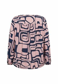 Langærmet bluse i blødt pink stof med abstrakt marineblåt mønster. Har detaljer med samlet ryg og en afslappet pasform.
