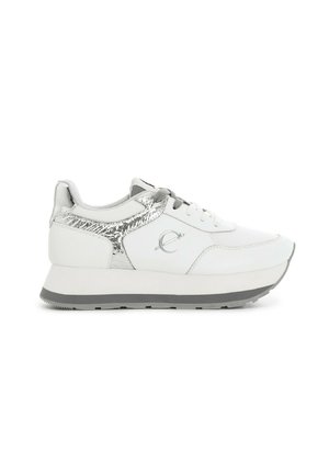Sneaker bianche con un accento in argento testurizzato, punta rotonda e suola grigia. Il design presenta un logo sottile di lato e lacci.
