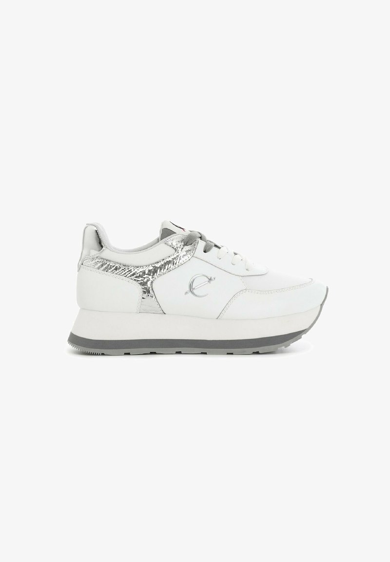 Sneaker bianche con un accento in argento testurizzato, punta rotonda e suola grigia. Il design presenta un logo sottile di lato e lacci.