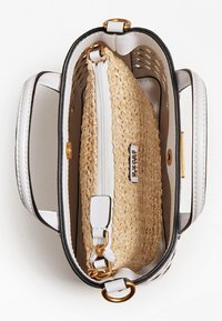 Biała torebka z teksturowanym, tkanym wnętrzem, złotymi akcentami i zamykanym na zamek przedziałem. Czarne wykończenie podkreśla kształt torby.