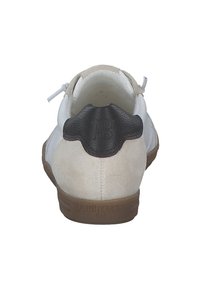 Sneaker bianco con tallone in morbido suede e accentatura in pelle nera. La suola in gomma presenta il logo "paul green" impresso sul lato.