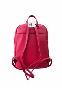 Zaino in pelle rosa con due spallacci regolabili, manico superiore e design minimalista. Superficie testurizzata e chiusura con zip di rilievo.