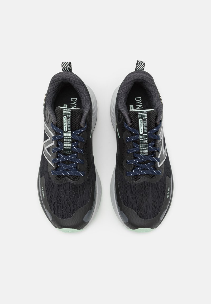 Czarne buty sportowe z oddychającą siateczką, granatowymi sznurowadłami w białe kropki, odblaskowymi akcentami i wyściełaną podeszwą.
