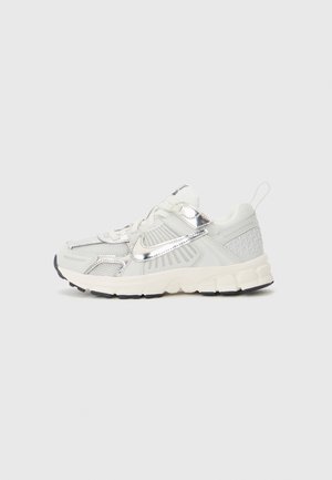 VOMERO 5 BP UNISEX - Sneakers basse - photon dust/chrome/gridiron