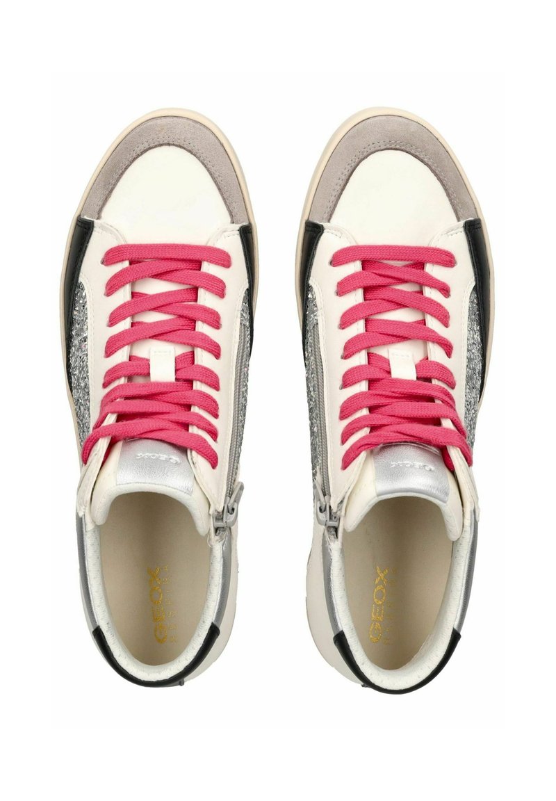 Białe i szare sneakersy z różowymi sznurówkami, srebrnymi akcentami i czarnymi detalami. Posiadają teksturowaną stronę oraz zamek błyskawiczny po wewnętrznej stronie.