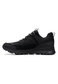 Zapatillas de correr negras para exterior con una parte superior de malla y gamuza, cordones texturizados, suela de goma y una entresuela acolchada para soporte.
