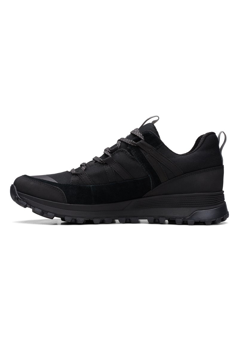Zapatillas de correr negras para exterior con una parte superior de malla y gamuza, cordones texturizados, suela de goma y una entresuela acolchada para soporte.