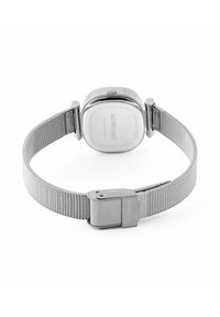 Montre avec un bracelet en maille en acier inoxydable, dotée d'un boîtier carré argenté et d'une fermeture à clapet. Le dos présente le nom de la marque gravé ainsi que des détails supplémentaires.