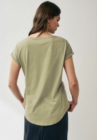 Next RICH CAP SLEEVE  - REGULAR FIT - Paprasti marškinėliai - olive green