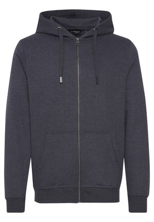 Tamsiai pilka užtrauktuku užsivelkama gaubta su minkšta medžiaga, turinti priekinį užtrauktuką, su raišteliais reguliuojamą gaubtą ir dvi priekinės kišenes. Stilius su raišteliais ant rankovių.