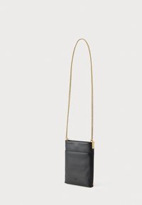 Borsa a tracolla nera in pelle con una lunga tracolla in oro, texture liscia, forma rettangolare e dettaglio con tasca frontale.