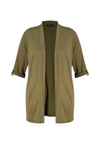 Cardigan ouvert vert olive avec des manches roulées courtes, fabriqué en tissu doux. Présente une coupe décontractée et un ourlet droit.