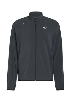 Crna Adidas jakna na patent s dugim rukavima, stojećim ovratnikom, reflektirajućim detaljima na ramenima i Adidas trefoil logom na prsima.