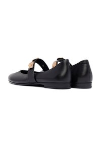 Ballerine in pelle nera con punta arrotondata e una cintura sulla parte superiore del piede, con dettagli metallici in tonalità oro e una suola bassa e testurizzata.