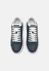 Marine leren sneakers met witte veters en een witte zool. Beschikt over een merketiket op de tong en een gladde textuur. Minimalistisch ontwerp.