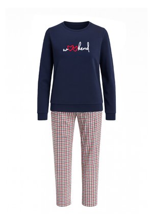 Marineblauwe top met lange mouwen met de tekst "weekend" en twee rode harten, gecombineerd met witte, rode en zwarte geruite broek.
