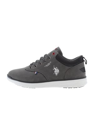 Šedé kožené tenisky s bílou podrážkou, s červenými očky, šedými akcenty a logem U.S. Polo Assn. Texturovaný svršek s hladkým povrchem.