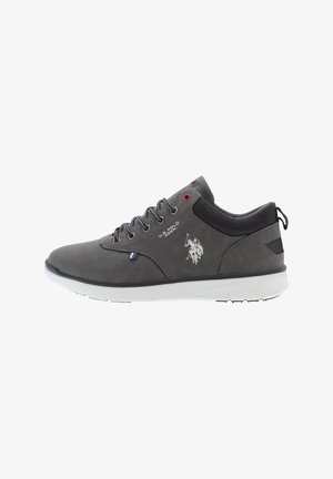 Graue Leder-Sneaker mit einer weißen Sohle, ausgestattet mit roten Ösen, grauen Akzenten und dem Logo der U.S. Polo Assn. Texturiertes Obermaterial mit einer glatten Oberfläche.