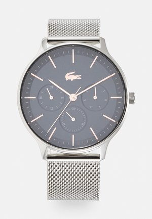 Silberne Armbanduhr mit dunkelgrauem Zifferblatt, roségoldenen Stundenmarkierungen und Zeigern, drei Hilfszifferblättern und einem feinen Metall-Mesh-Armband.