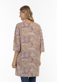 Tunică maro cu model paisley în nuanțe de purpuriu și accente aurii. Croi lejer, cu mâneci trei sferturi și decolteu rotund.