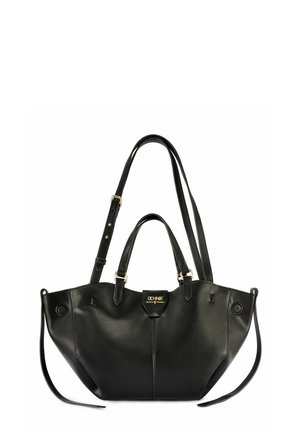 Czarna skórzana torebka z dwoma krótkimi uchwytami, jednym regulowanym długim paskiem oraz złotymi okuciami z logo "Ochnik" na przodzie.