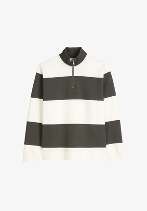 Gestreifter Pullover aus weißem und dunkelgrauem Stoff, mit hohem Kragen, halbem Reißverschluss und eingeprägtem Logo auf der Vorderseite.