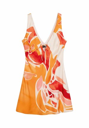 Robe sans manches à col en V avec un motif floral abstrait orange, rouge et rose et une petite ceinture nouée à l'avant sur fond blanc.
