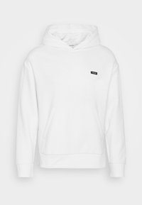 Felpa bianca realizzata in morbido cotone misto, con tasca frontale, polsini a coste e un piccolo marchio nero ricamato sul petto.