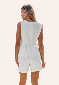 Cupshe HAMPTONS SLEEVELESS POCKETS SET - Shorts - white
