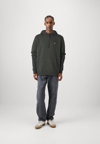 Tommy Jeans BADGE HOODIE UNISEX - Felpa con cappuccio - new charcoal