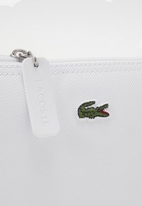 Lacoste FLAT CROSSOVER BAG - Borsa a tracolla - white