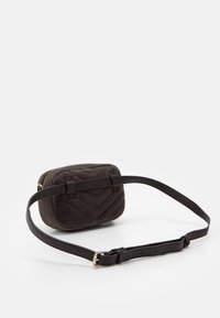 Černá prošívaná kabelka se zipovým uzávěrem, hladkou texturou a nastavitelným popruhem. Má dva úchyty a kompaktní obdélníkový tvar.