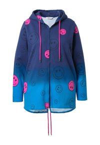 Sudadera con capucha y cremallera en degradado azul, con patrones de caras sonrientes rosas. Hecha de un tejido suave con cordones ajustables rosas.