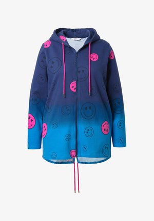 Hoodie mit Reißverschluss in Blauverlauf, präsentiert mit rosa Smiley-Gesicht-Mustern. Hergestellt aus weichem Stoff mit verstellbaren rosa Kordeln.