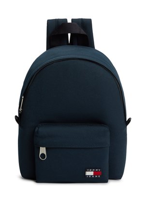 Tengerészkék hátizsák elülső cipzáros zsebbel és a zsebén Tommy Jeans logóval, párnázott vállpántokkal és felső fogantyúval.
