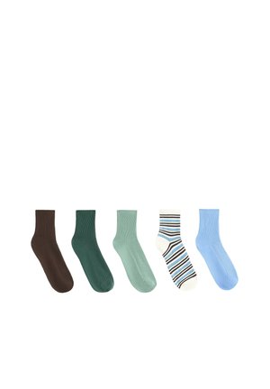 Fünf einzelne Socken in einer Reihe von links nach rechts: dunkelbraun, dunkelgrün, hellgrün, weiß mit blauen und schwarzen Streifen und hellblau.