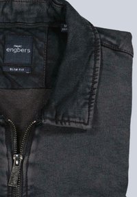 Dunkelgraue Slim-Fit-Jacke mit Reißverschluss, umgeschlagenem Kragen und sichtbarem Markenetikett "engbers" im Nacken.