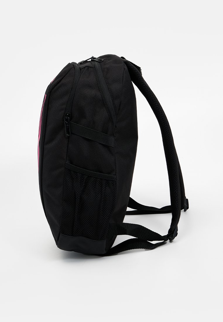 Mochila negra con exterior de tela lisa, correas acolchadas, cierre superior con cremallera y bolsillos laterales de malla para almacenamiento adicional.