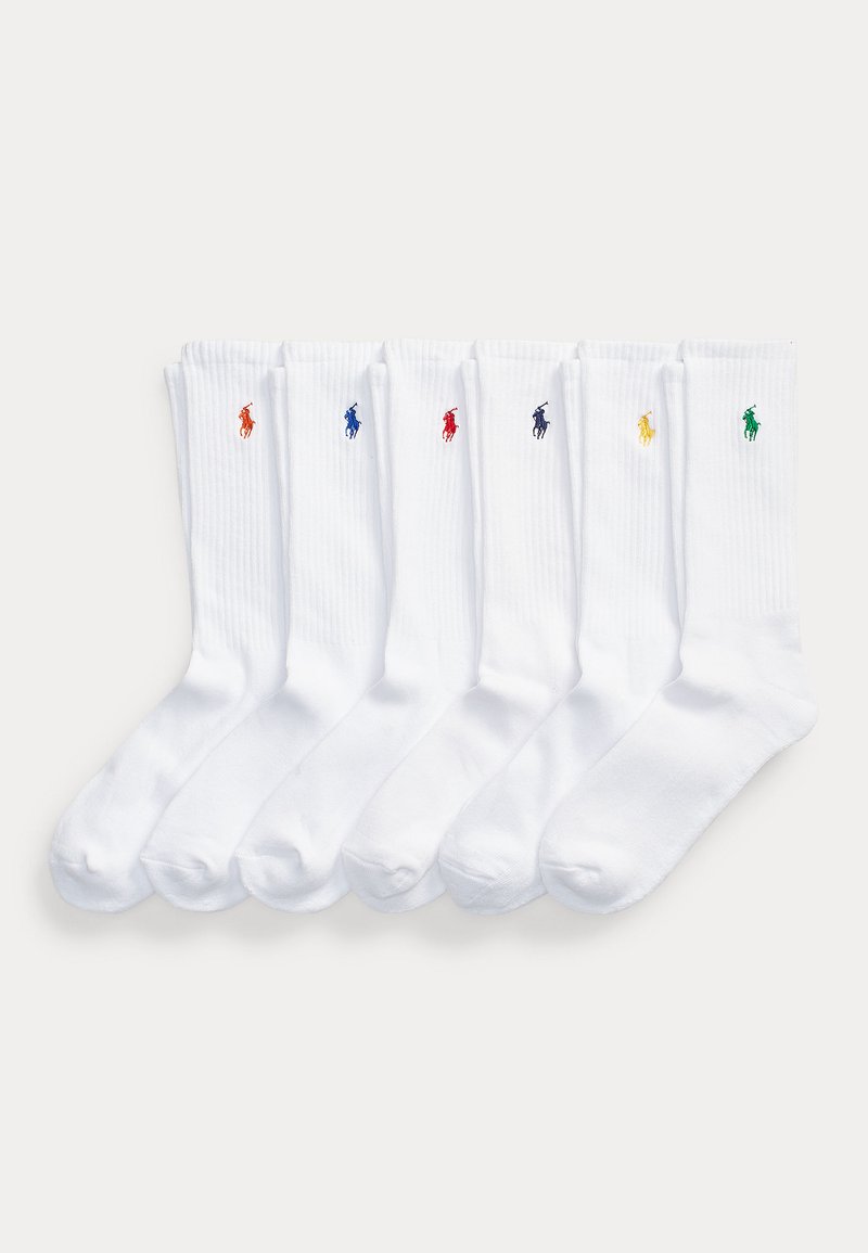 Six paires de chaussettes blanches à mi-mollet disposées côte à côte, chacune avec un petit logo brodé d'un joueur de polo de différentes couleurs sur le revers.
