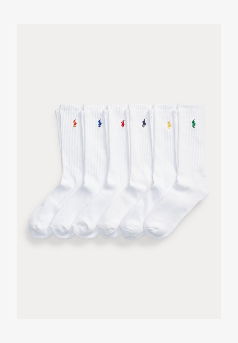 Six paires de chaussettes blanches à mi-mollet disposées côte à côte, chacune avec un petit logo brodé d'un joueur de polo de différentes couleurs sur le revers.