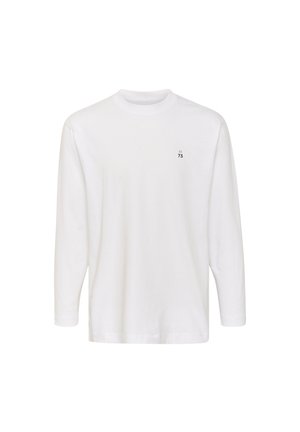 Biela dlhá tričko s dlhým rukávom vyrobené z bavlny. Má okrúhly výstrih a malý čierny potlač "M 73" na ľavej strane hrude. Jednoduchý dizajn.