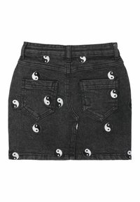 Fustă din denim negru cu motive yin-yang albe, având două buzunare pe spate și un design ajustat. Textură moale cu o croială clasică.